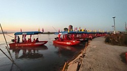 เรือรอรับนักท่องเที่ยวที่ท่าเรือ